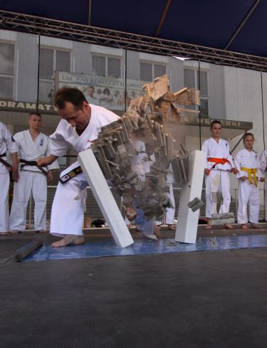 Shihan Choiński rozbija dachówki