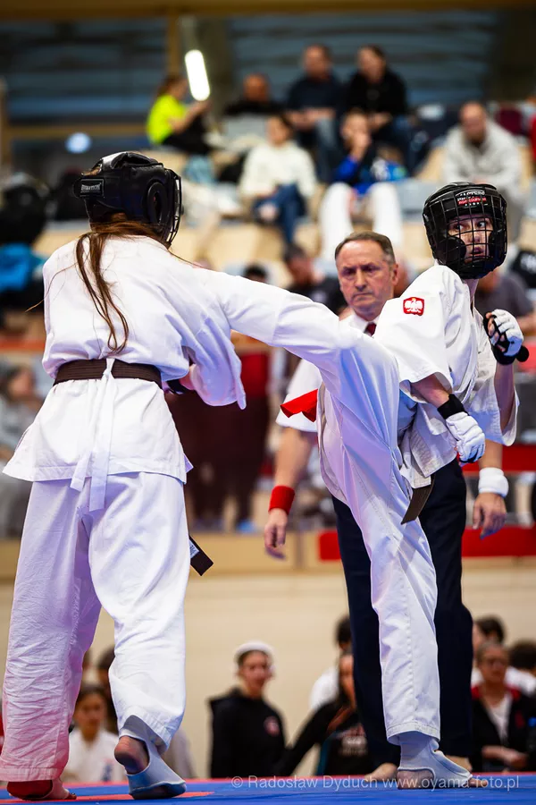 Zawodnik Białostockiego Klubu Oyama Karate wykonuje ushiro mawashi geri